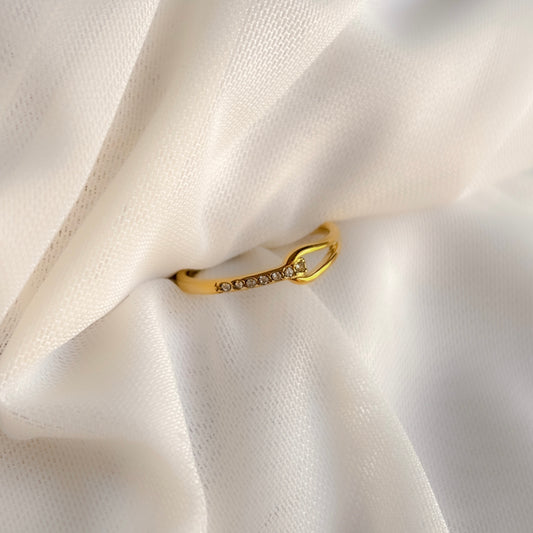 Elegant Knot Ring